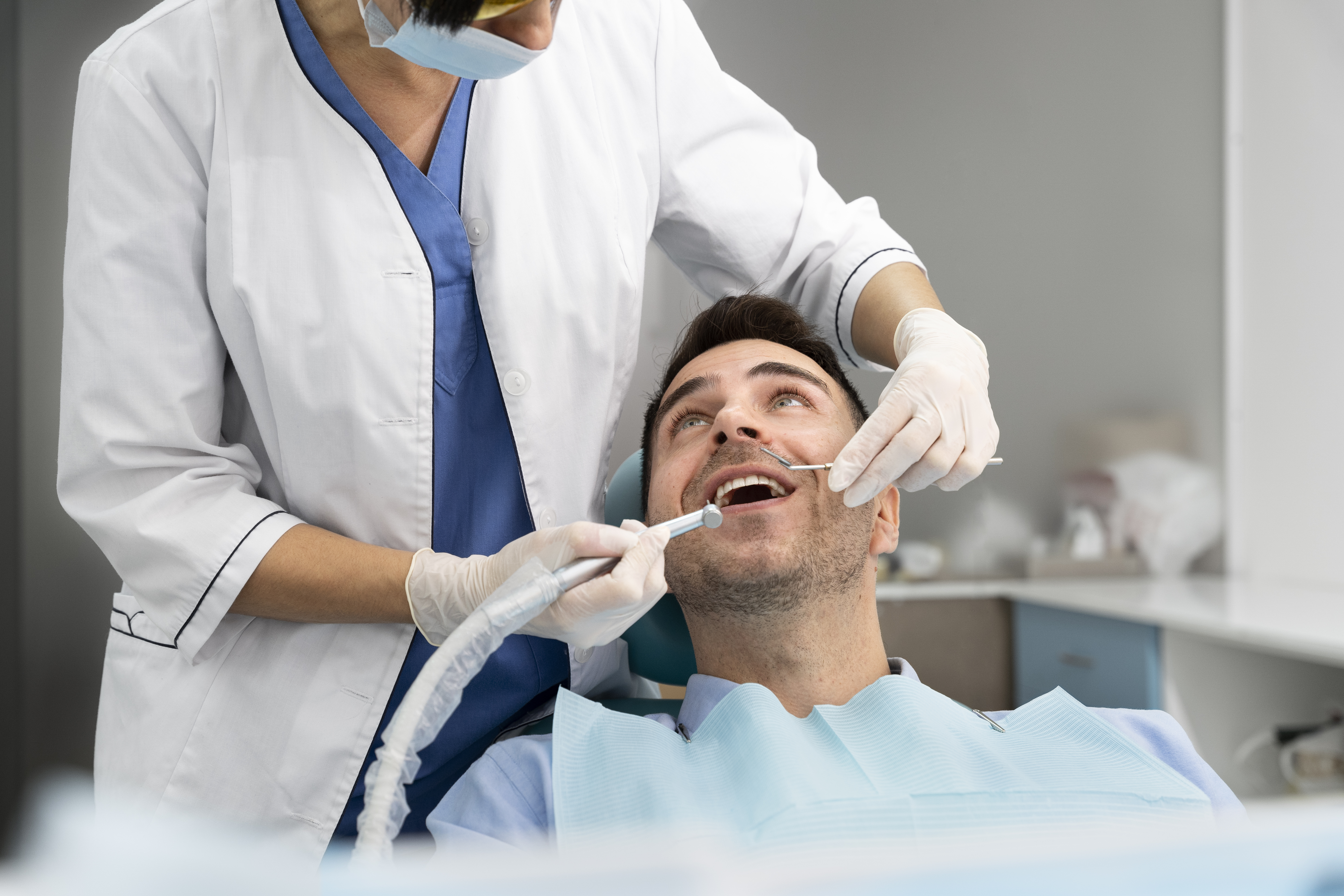 Cosmetic dentist